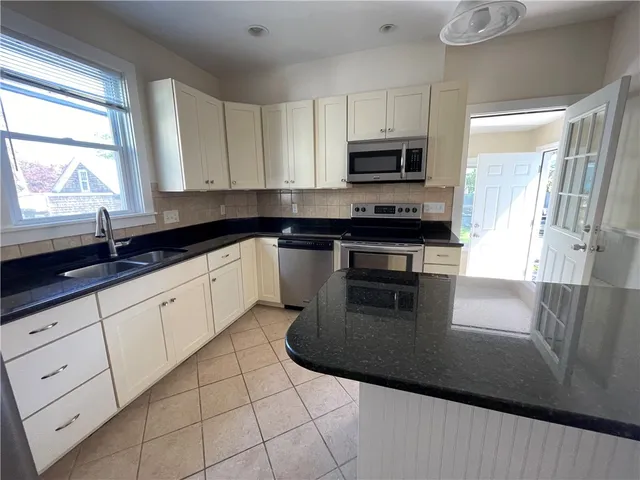 $3,000 | 26 Ayrault Street, Unit 1, Newport, RI 02840