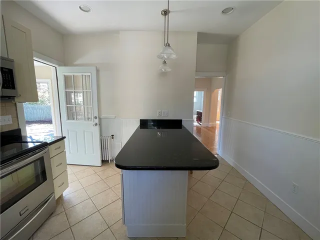 $3,000 | 26 Ayrault Street, Unit 1, Newport, RI 02840