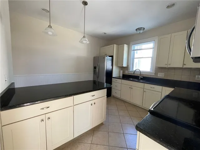 $3,000 | 26 Ayrault Street, Unit 1, Newport, RI 02840
