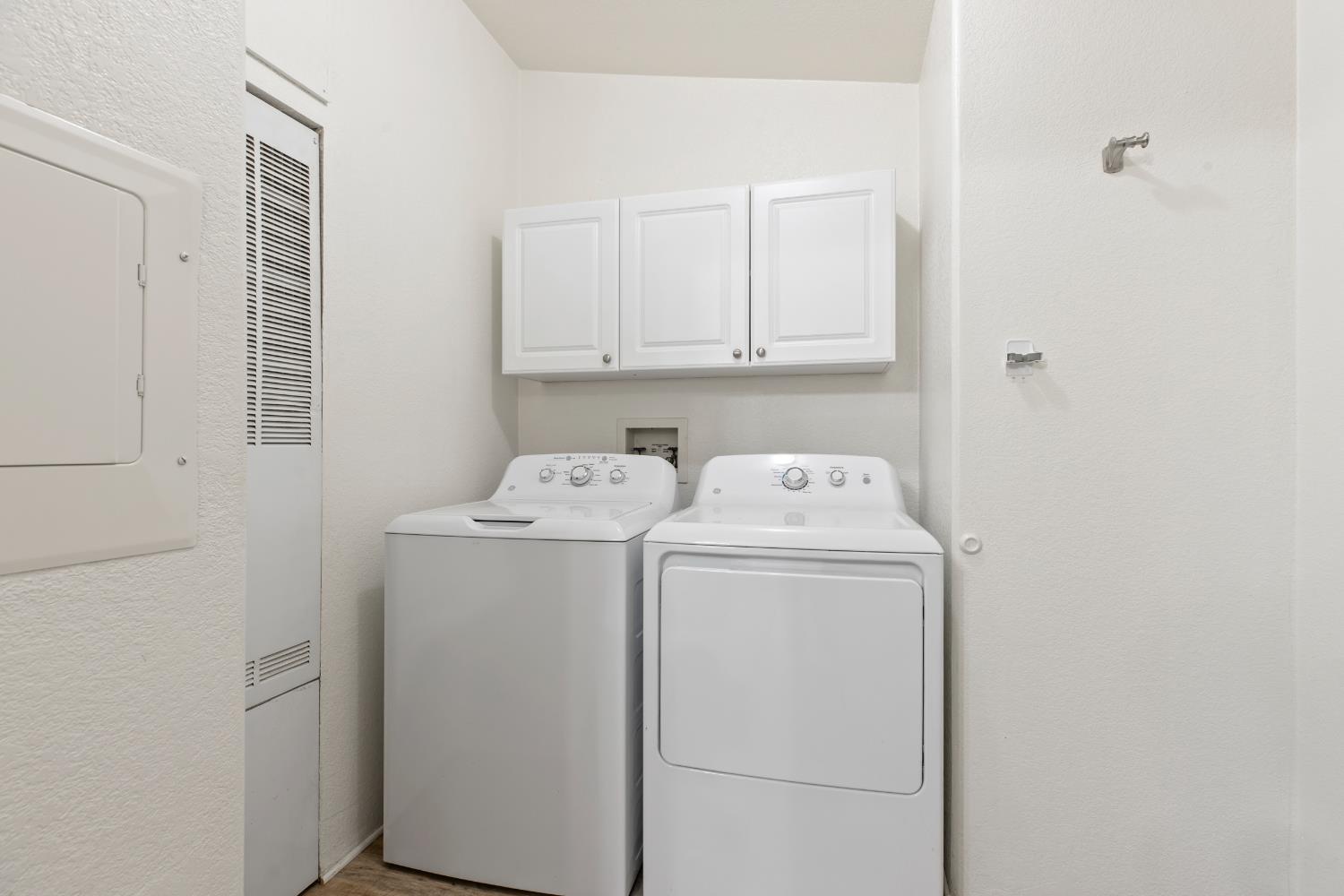 2113 Barrington Lane Modesto, CA 95350 - Photo 18 of 32 a utility room with dryer and washer