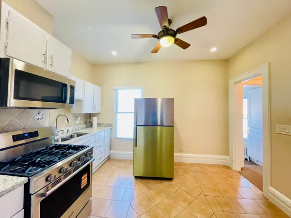 $1,299 | 72 North 4th Street, Unit 4, Aurora, IL 60505