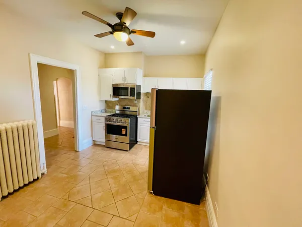 $1,299 | 72 North 4th Street, Unit 4, Aurora, IL 60505