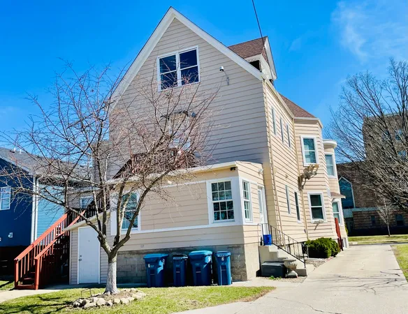 $1,299 | 72 North 4th Street, Unit 4, Aurora, IL 60505