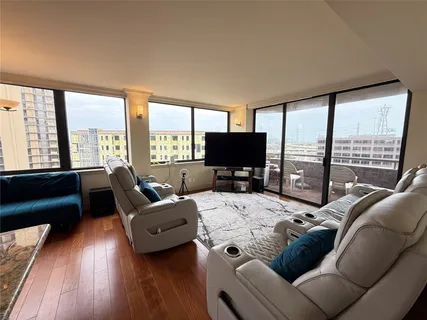 $197,000 | 3525 Sage Road, Unit 904, Houston, TX 77056