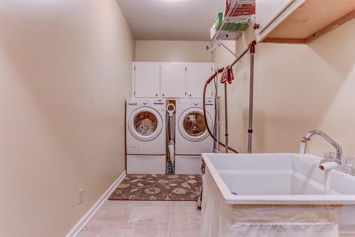 6648 Rue Beaumonde Drive Memphis, TN 38120 - Photo 13 of 20 a bathroom with a sink a bathtub and dryer