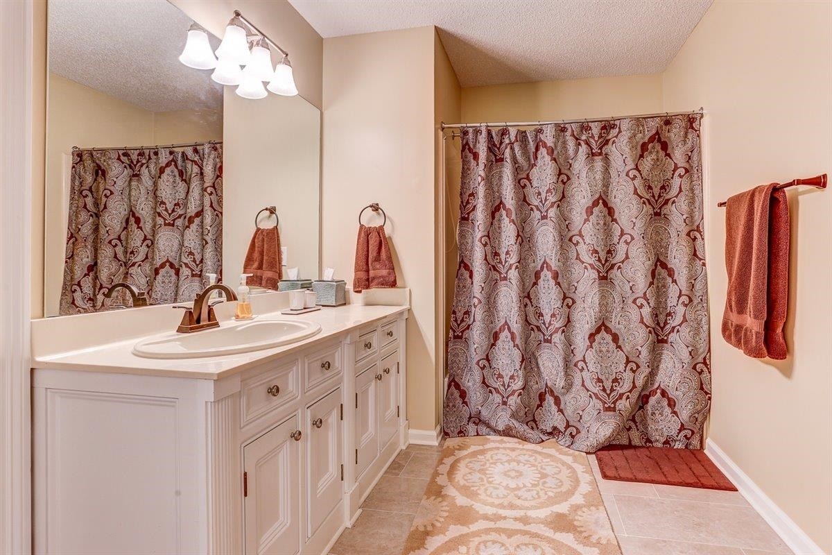 6648 Rue Beaumonde Drive Memphis, TN 38120 - Photo 15 of 20 a bathroom with a sink and a mirror