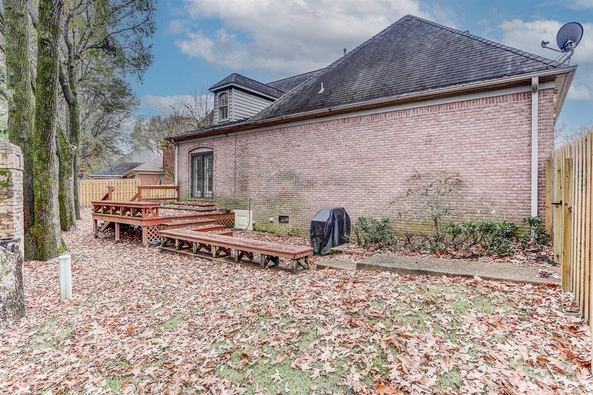 6648 Rue Beaumonde Drive Memphis, TN 38120 - Photo 19 of 20 a backyard of a house with yard and outdoor seating
