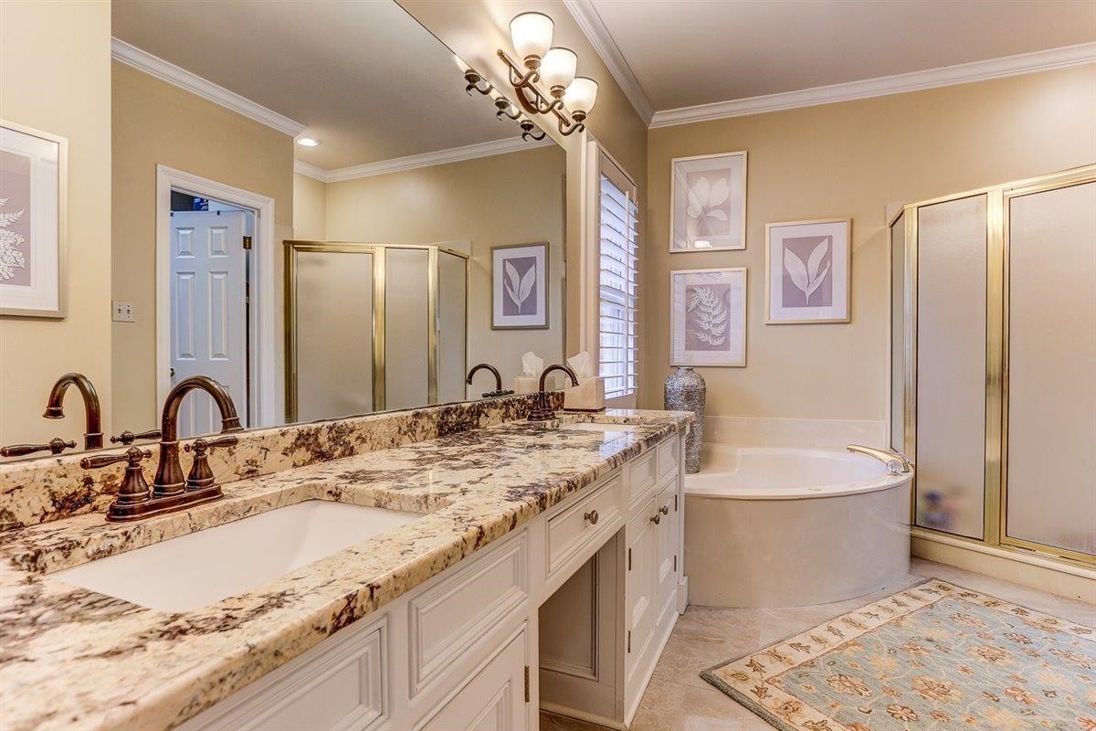 6648 Rue Beaumonde Drive Memphis, TN 38120 - Photo 5 of 20 a bathroom with a tub sink and mirror