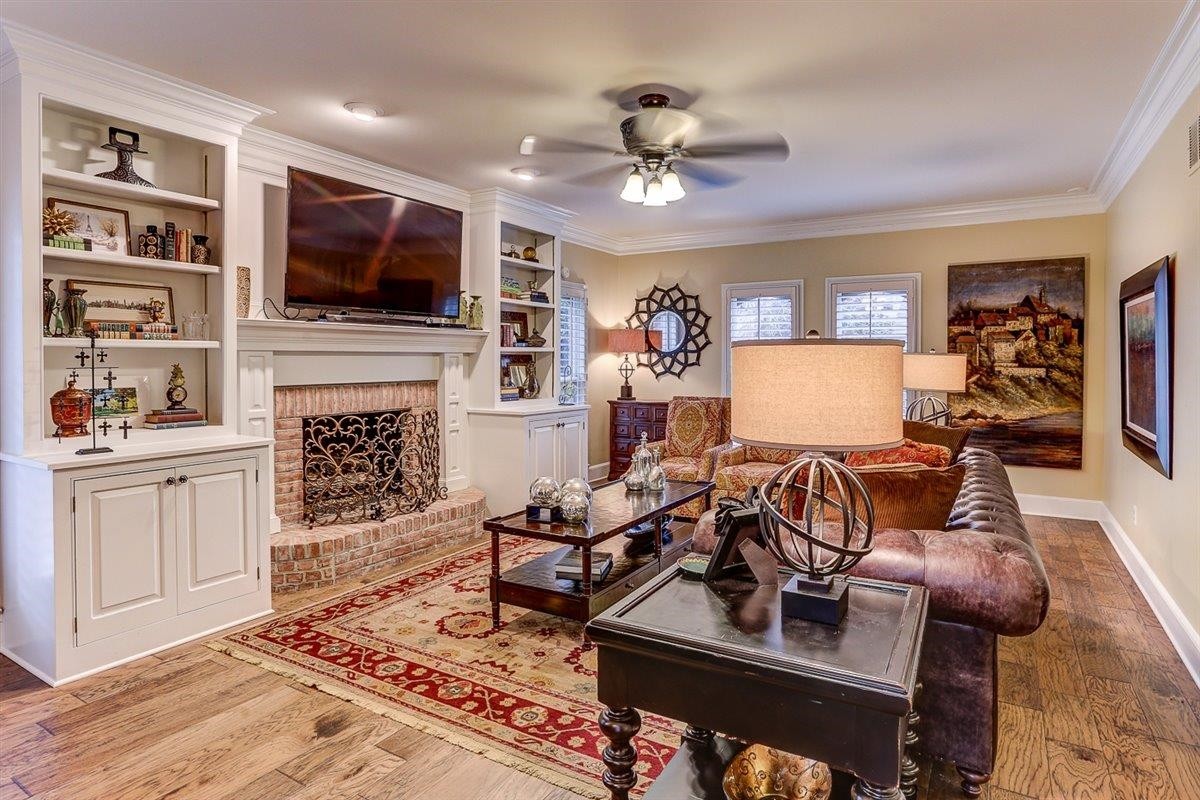 6648 Rue Beaumonde Drive Memphis, TN 38120 - Photo 7 of 20 a living room with furniture and a flat screen tv