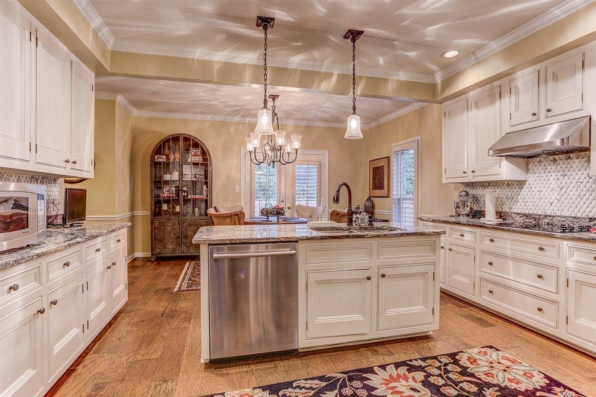 6648 Rue Beaumonde Drive Memphis, TN 38120 - Photo 10 of 20 a kitchen with a sink stove and cabinets