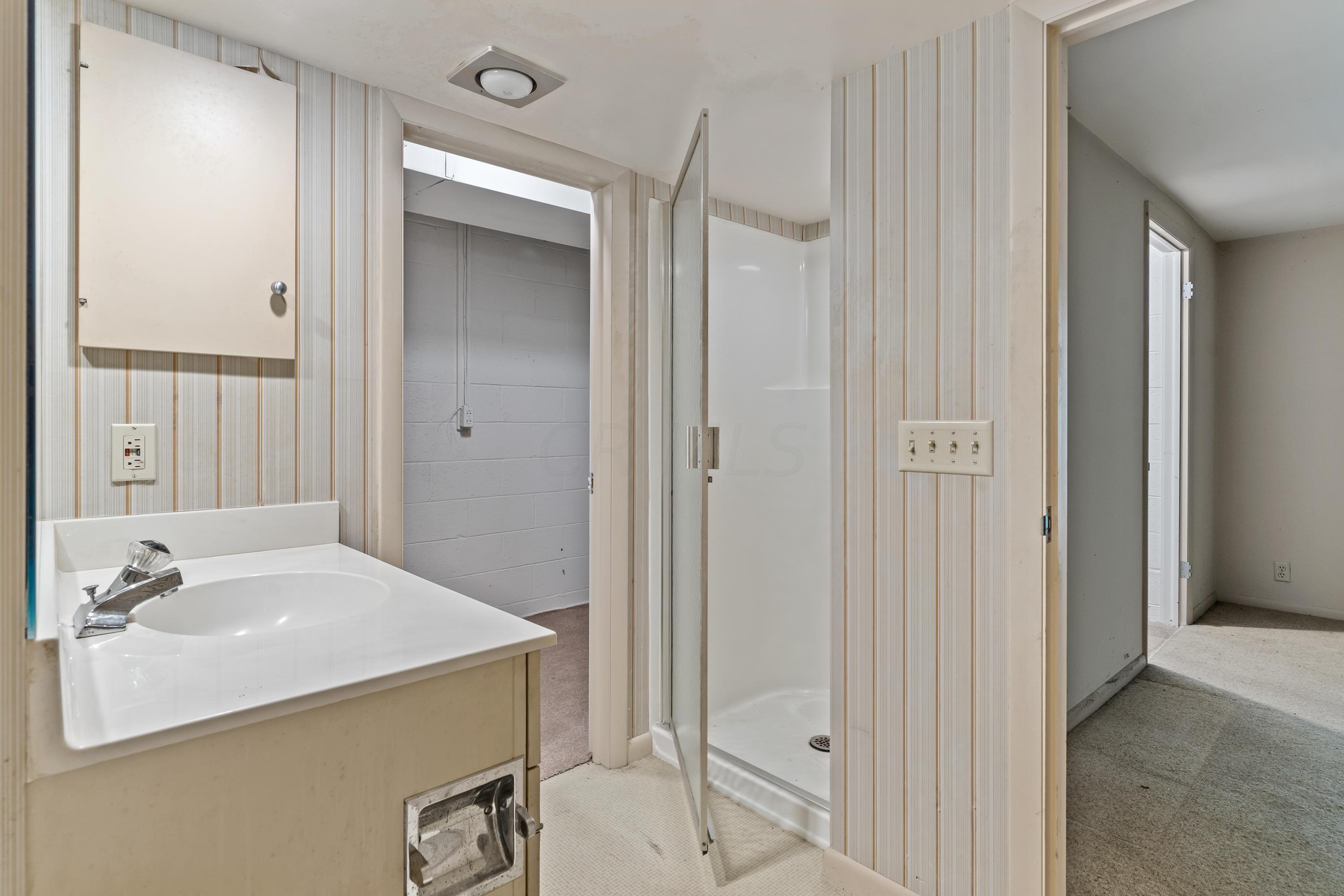 2857 Charing Road Columbus, OH 43221 - Photo 36 of 68