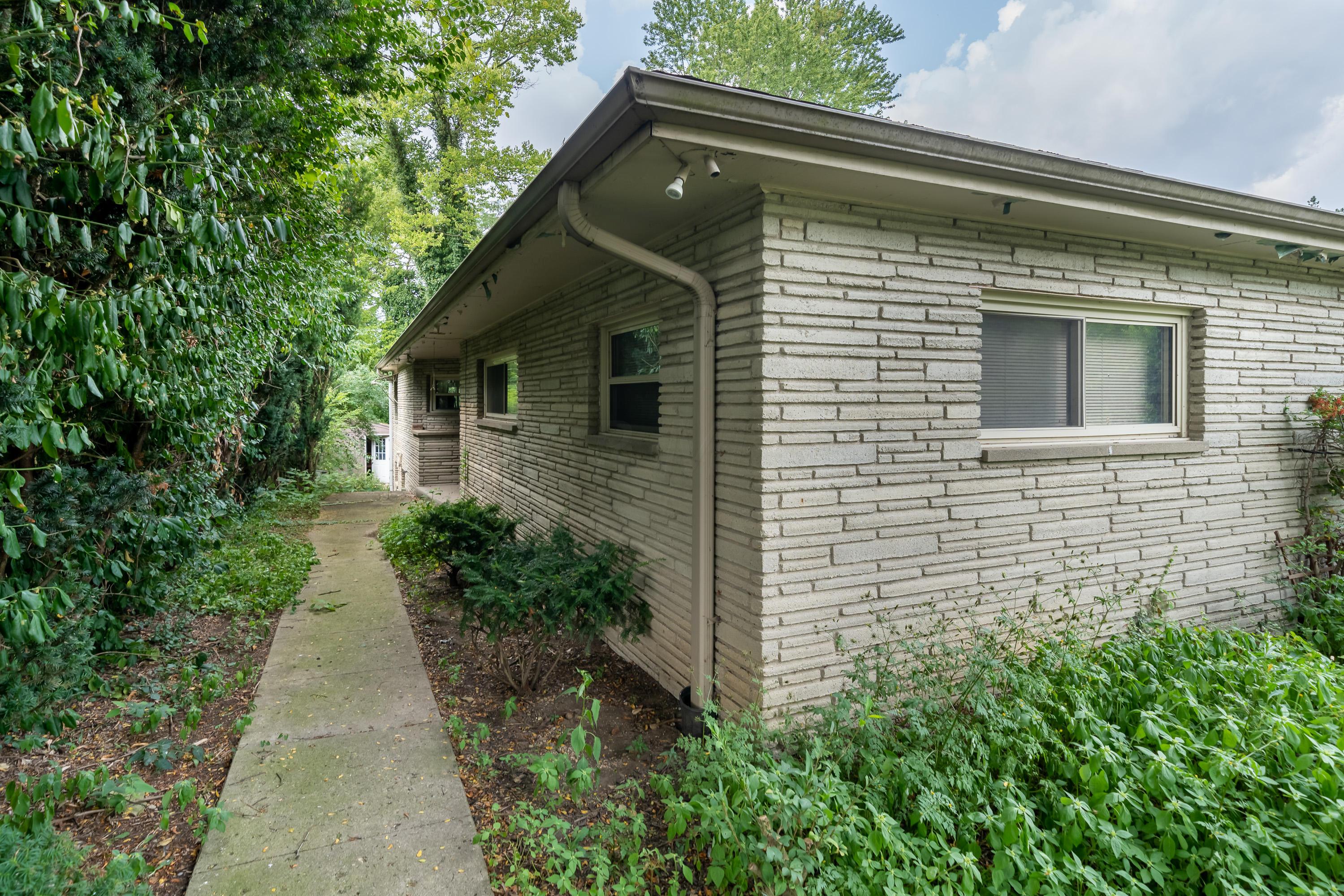 2857 Charing Road Columbus, OH 43221 - Photo 4 of 68