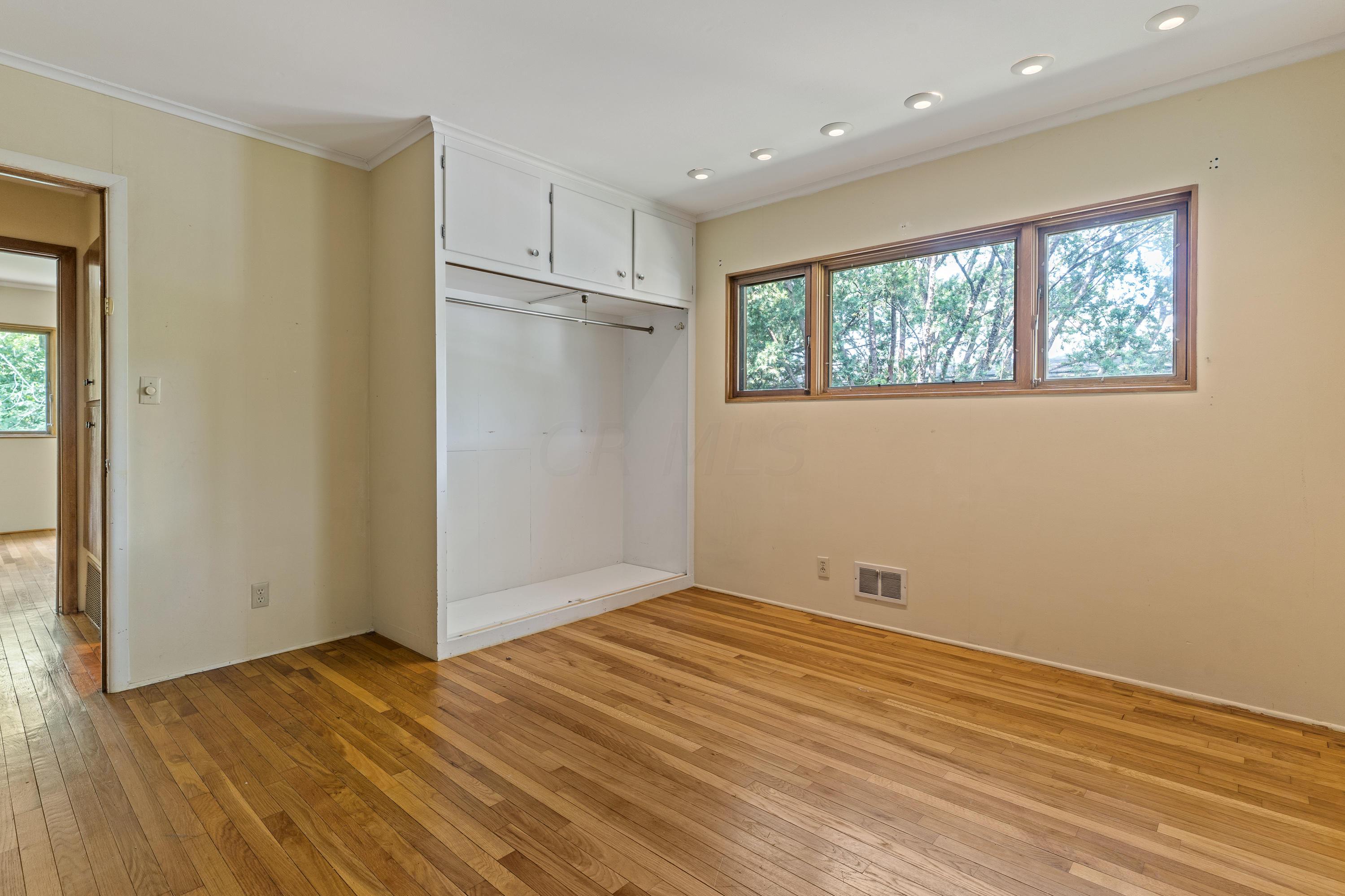 2857 Charing Road Columbus, OH 43221 - Photo 54 of 68