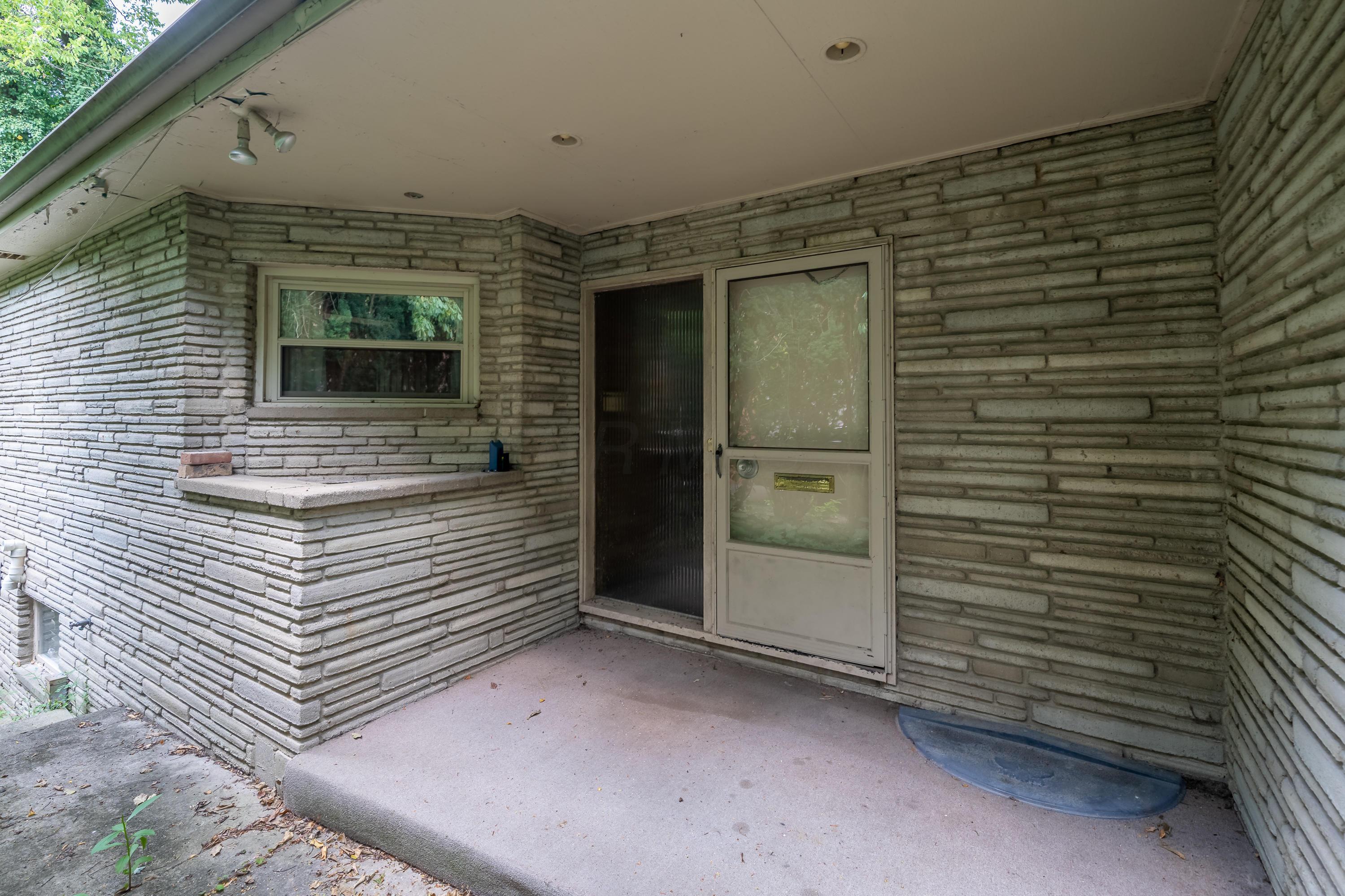 2857 Charing Road Columbus, OH 43221 - Photo 6 of 68