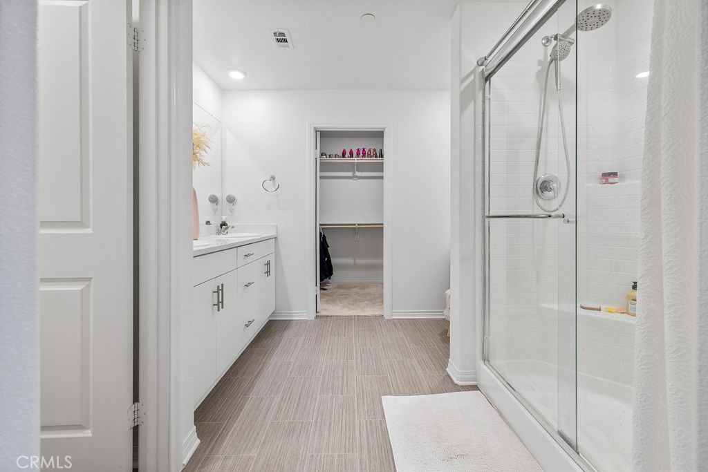 2522 Gunner Ridge Way Rialto, CA 92377 - Photo 15 of 40 a bathroom with a bathtub and a shower
