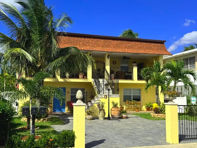 $2,400 | 121 South Lakeside Drive, Unit 2, Lake Worth Beach, FL 33460