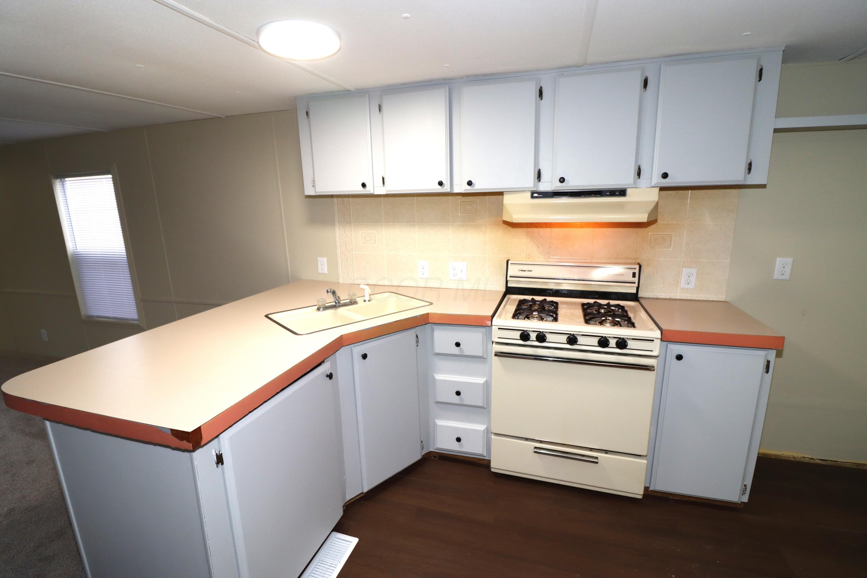 8565 Smith-Calhoun Road, Unit 192 Plain City, OH 43064 - Photo 4 of 18 Kitchen