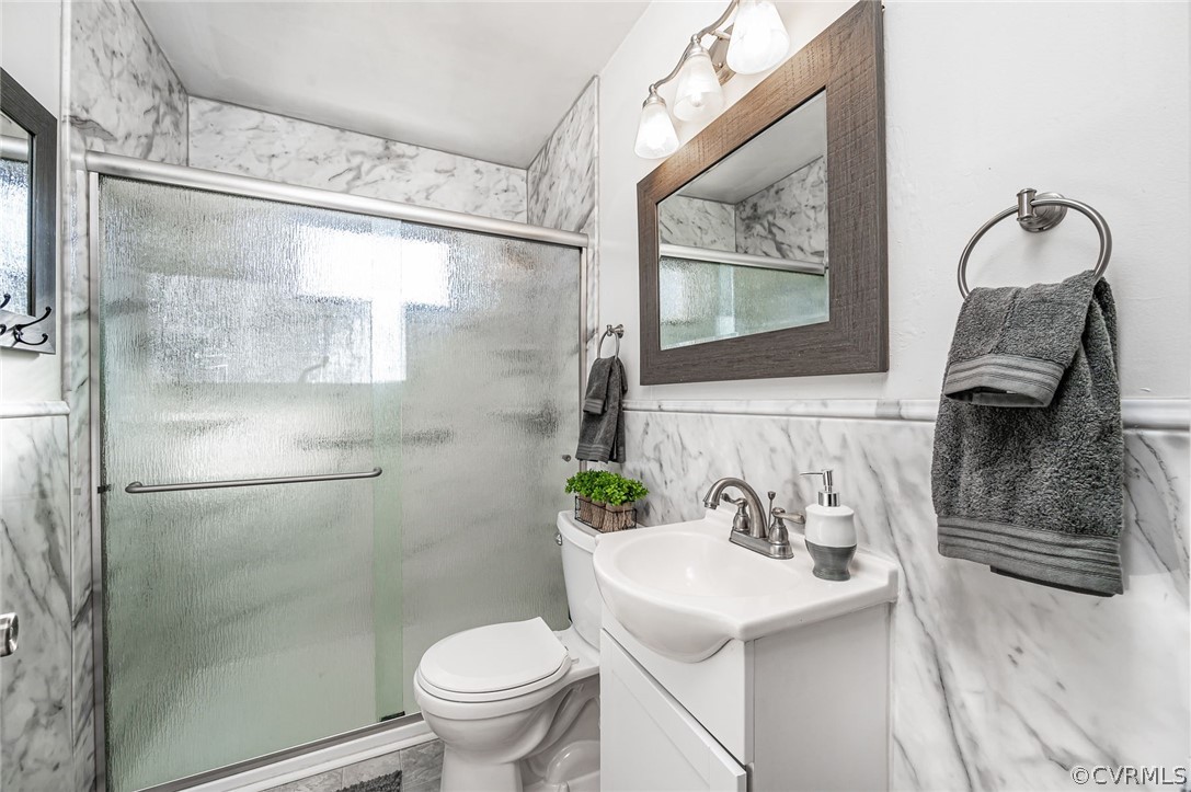 18203 West County Line Road Midlothian, VA 23112 - Photo 13 of 31 Full bathroom - beautiful large shower