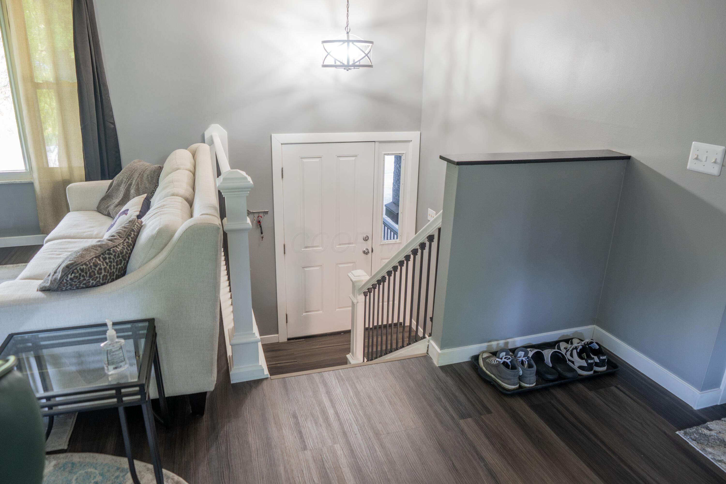 5459 Aspen Road Columbus, OH 43229 - Photo 6 of 21 Entry way