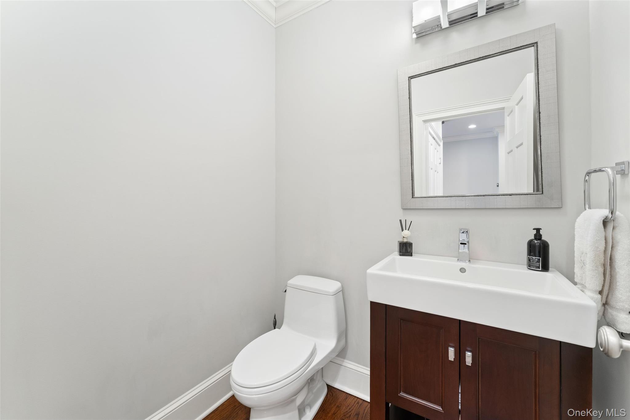 326 Heathcote Road Scarsdale, NY 10583 - Photo 14 of 40 Powder Room