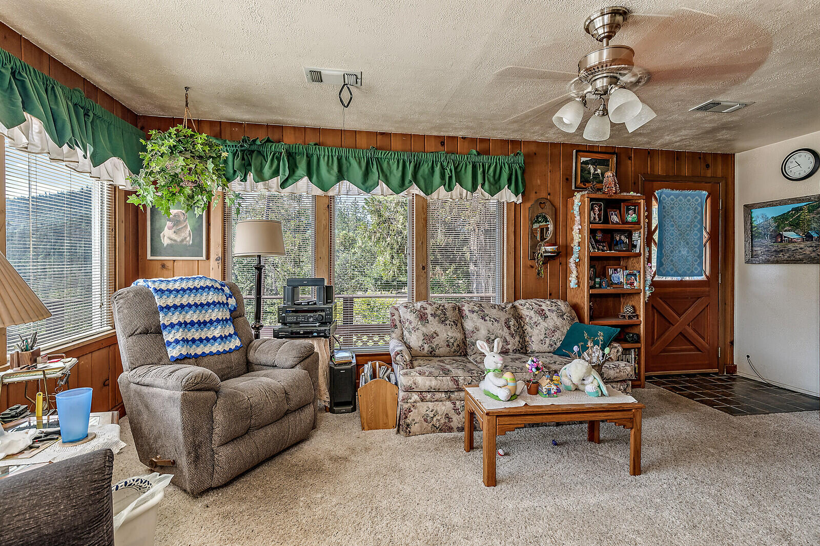 46 Busch Road Trail, OR 97541 - Photo 28 of 55 a living room with patio furniture and a chandelier