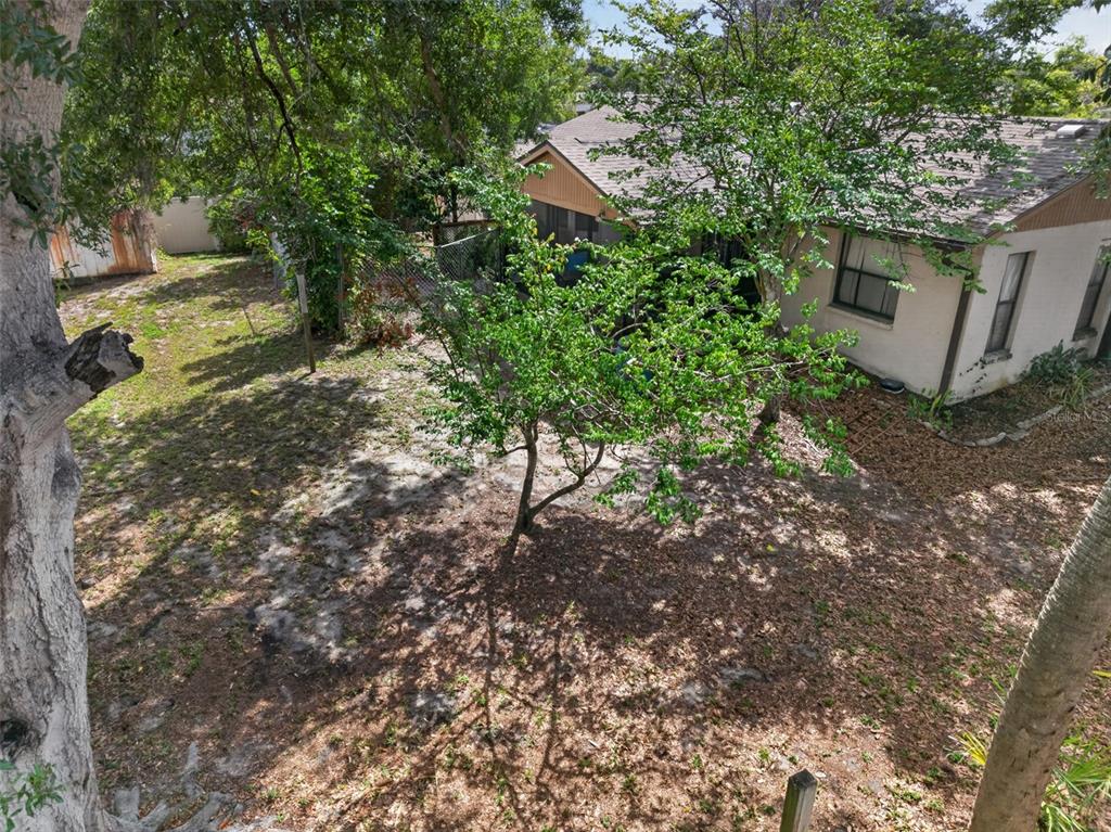 464 Coronado Road Venice, FL 34293 - Photo 23 of 28 a backyard of a house with a yard and outdoor seating