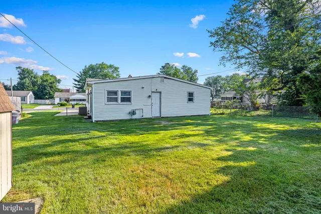 a view of a back yard