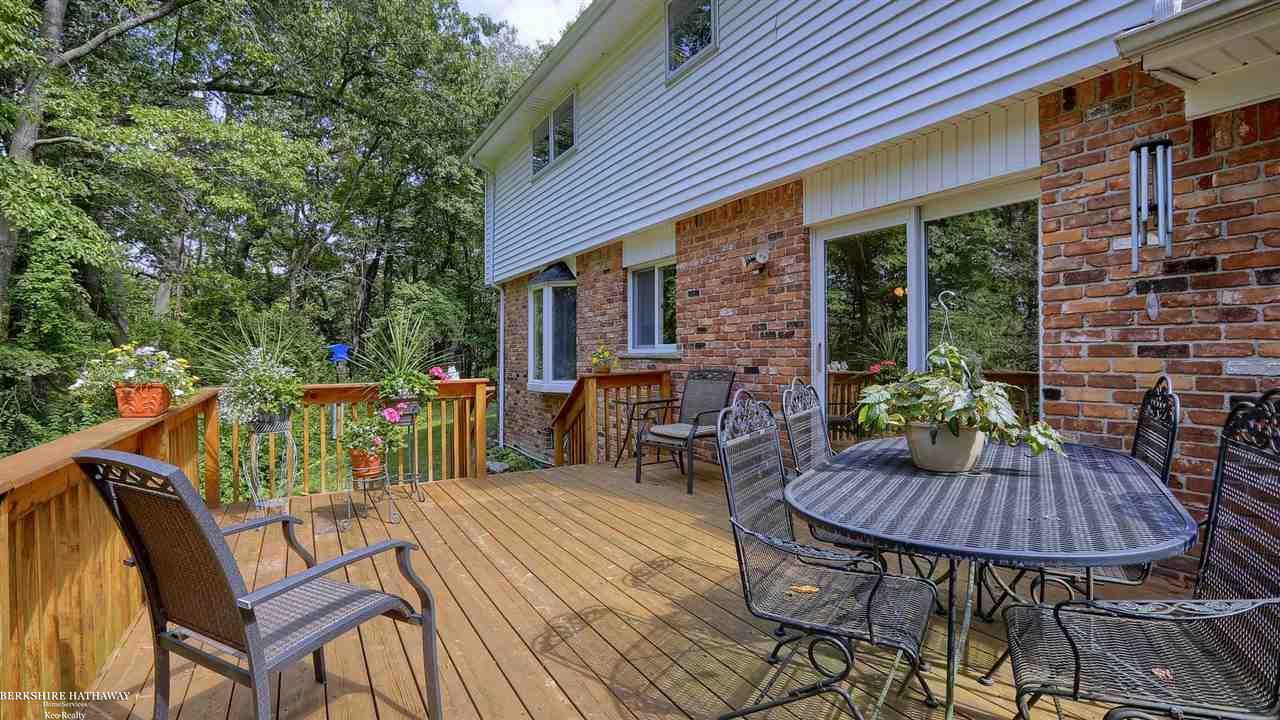 6010 Deguise Court Rochester, MI 48306 - Photo 28 of 31 Deck 2nd View