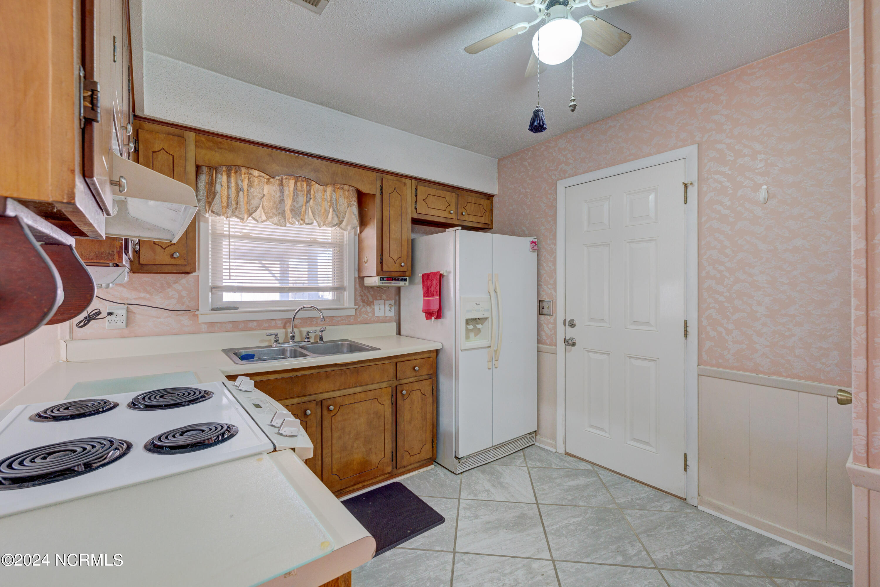 301 Burbank Road Wilmington, NC 28412 - Photo 14 of 22 Kitchen