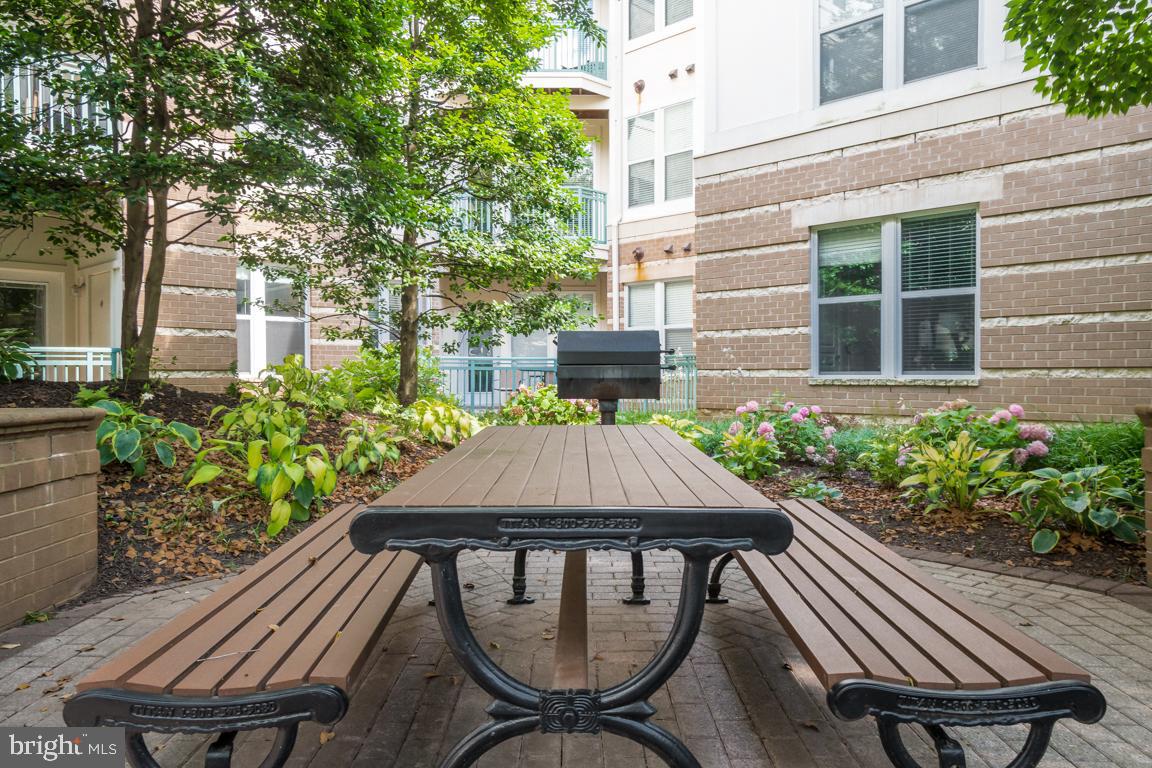 12000 Market Street, Unit 419 Reston, VA 20190 - Photo 28 of 31 Picnic and grilling areas