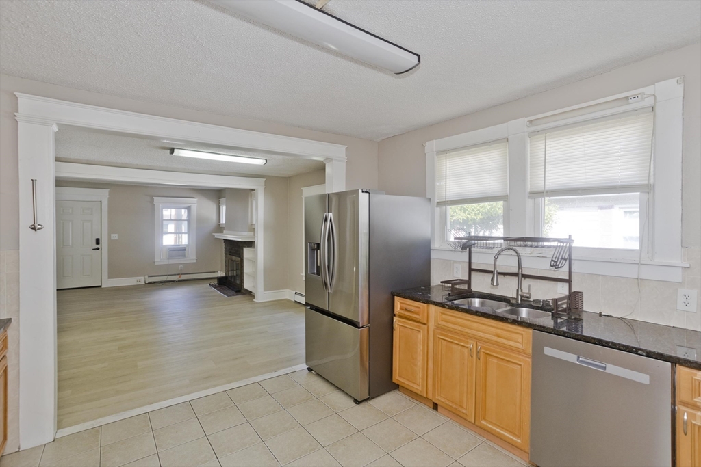 121 Dorset Street Springfield, MA 01108 - Photo 7 of 40