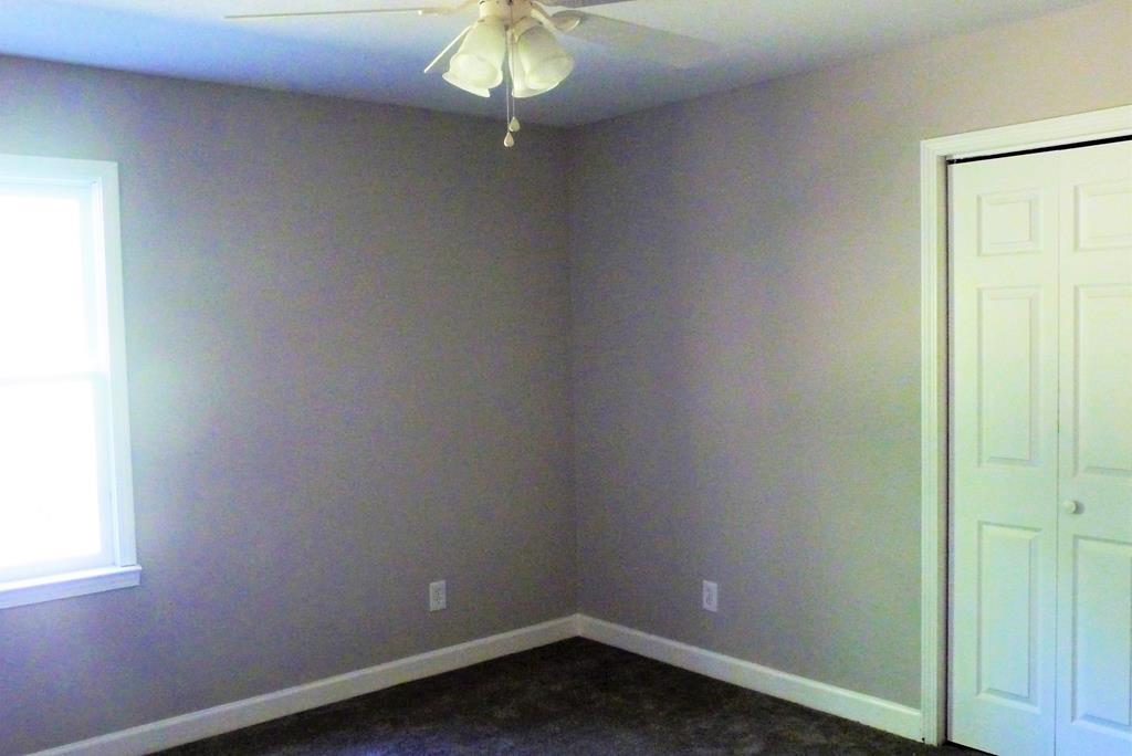 316 Lower Simmons Road Macon, GA 31220 - Photo 19 of 34 an empty room with a empty space and window