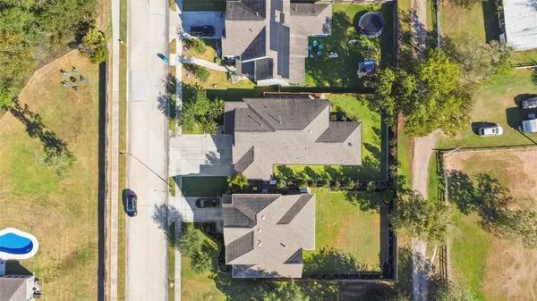 a view of a yard in front of the house
