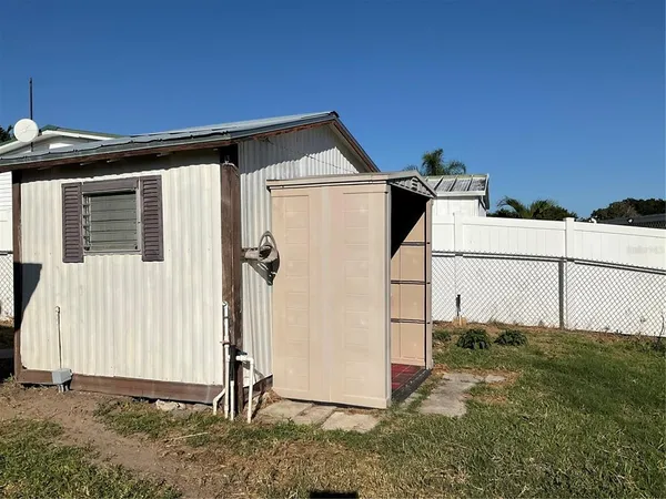a view of a house with backyard