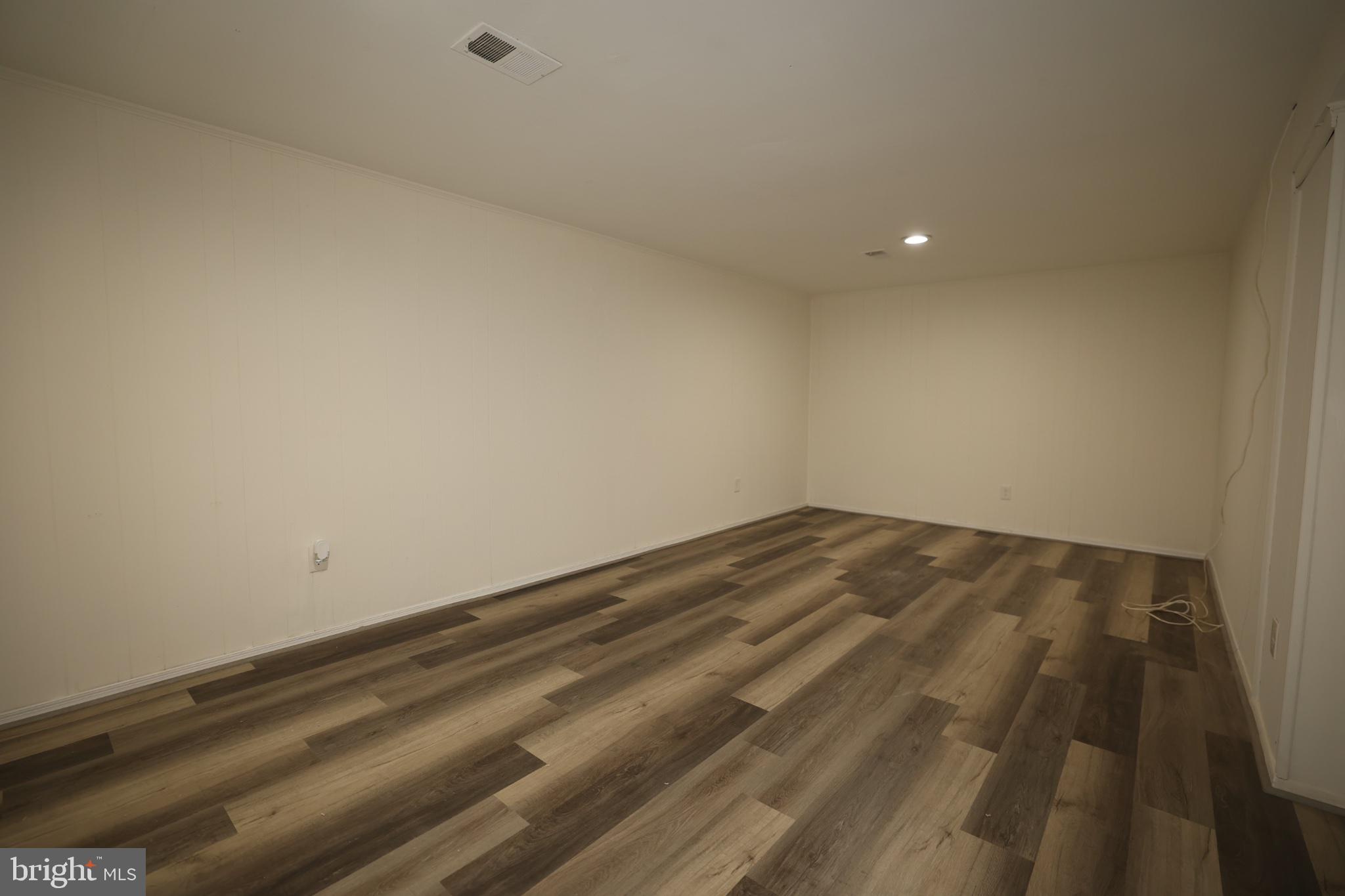 2400 Ansdel Court Reston, VA 20191 - Photo 18 of 19 Spacious room with modern flooring.