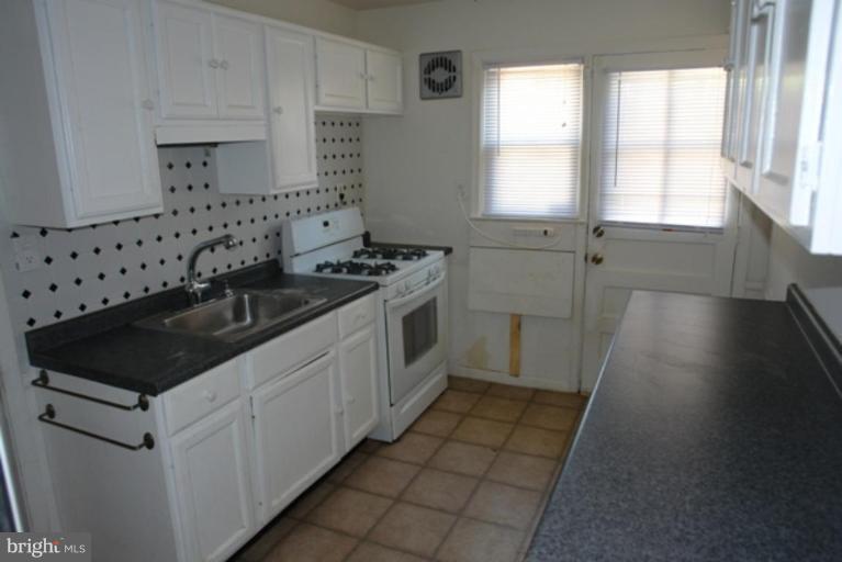 105 Garden Ridge Road Catonsville, MD 21228 - Photo 4 of 9 Kitchen