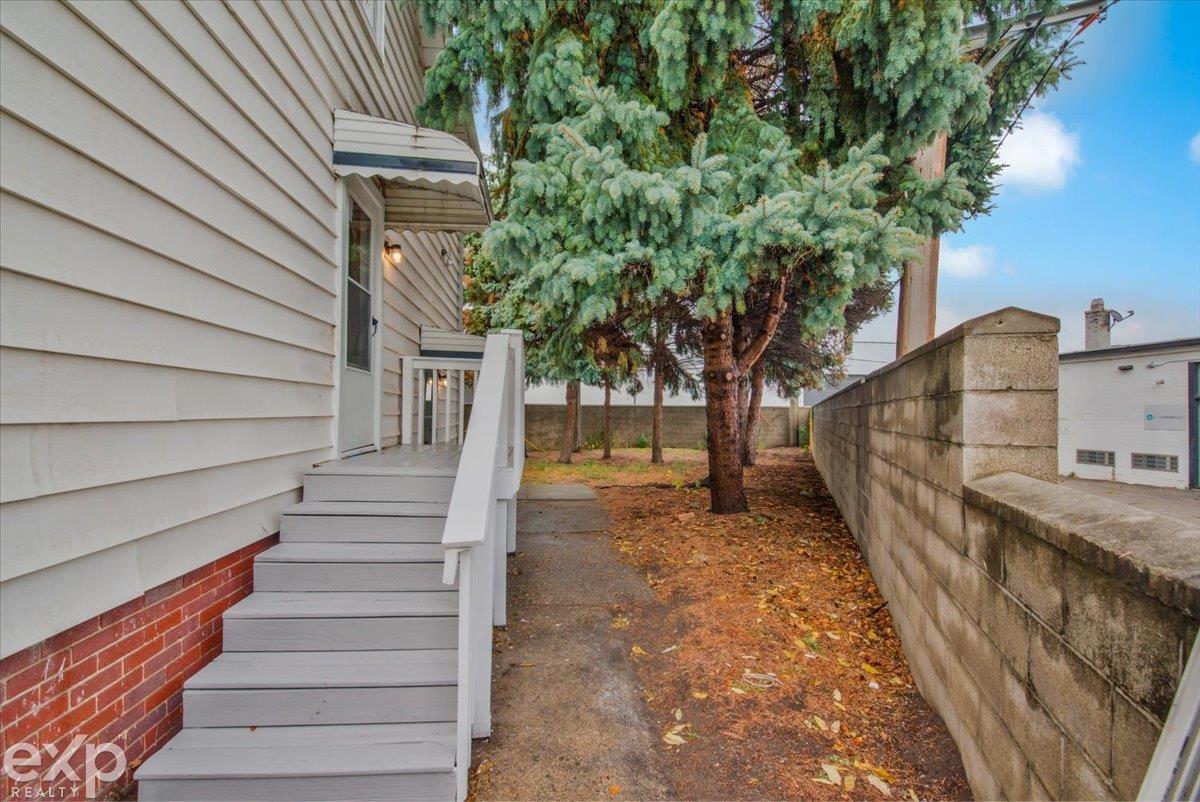 16157 Stephens Road Eastpointe, MI 48021 - Photo 5 of 32 50094835-4.JPG