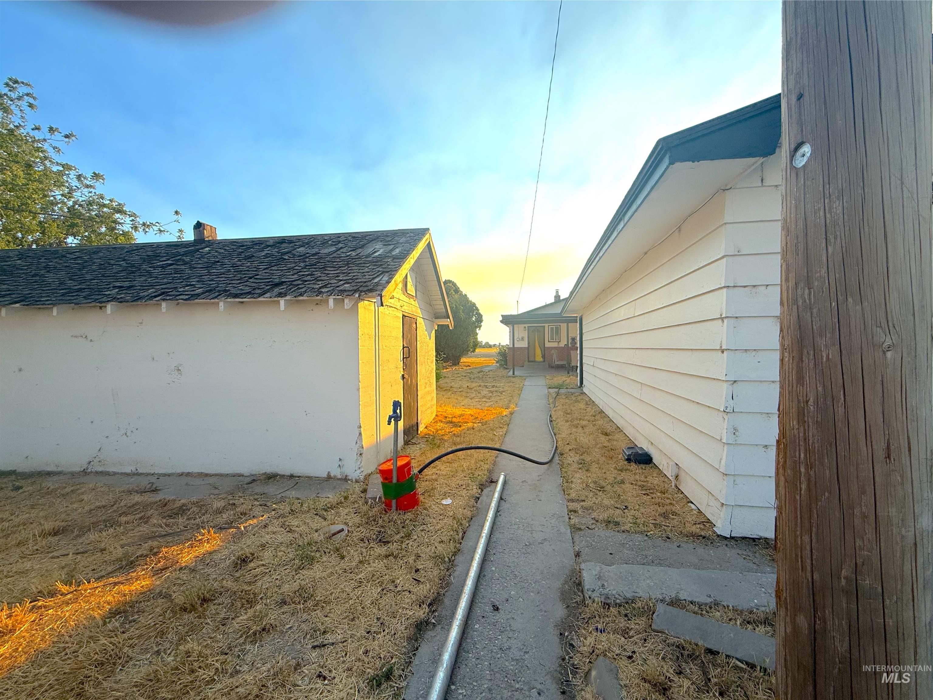 20898 Middleton Road Caldwell, ID 83605 - Photo 25 of 27 Residential structure featuring a beige siding and a red brick foundation