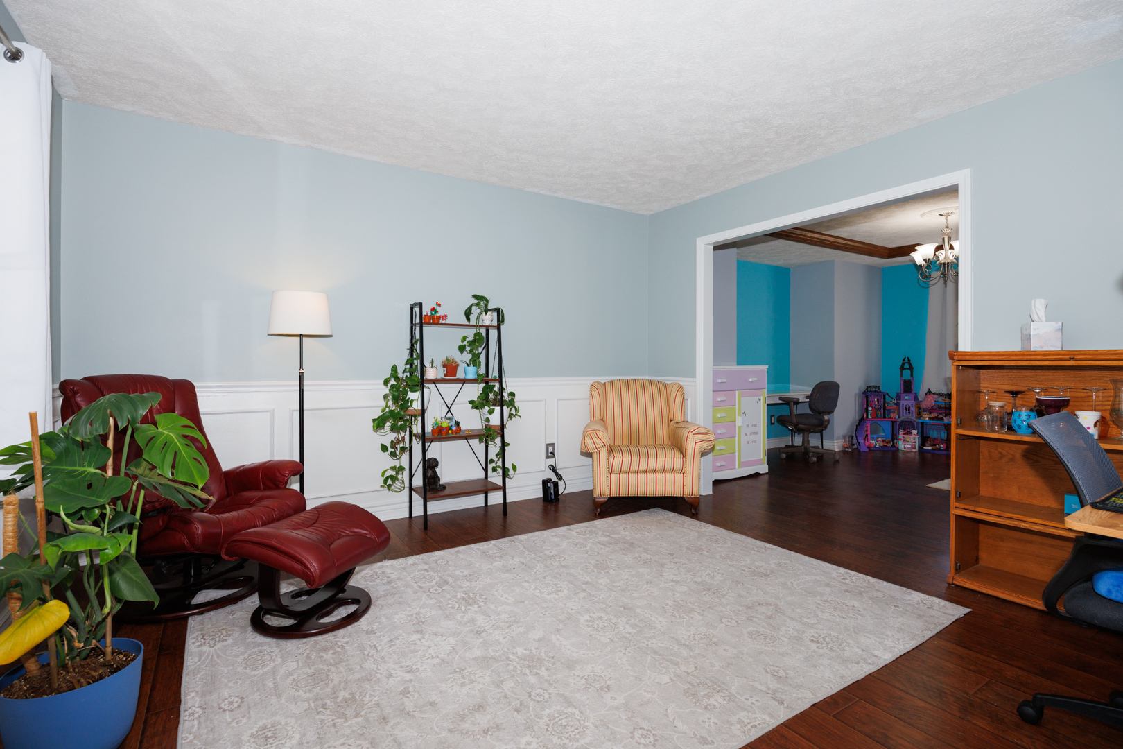 2405 Savanna Road Bloomington, IL 61705 - Photo 3 of 48 a living room with furniture and a lamp