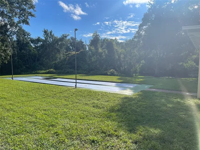 a view of a bench sitting in the middle of a yard