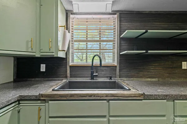 $199,900 | 6050 W Highway, McDavid, FL 32568