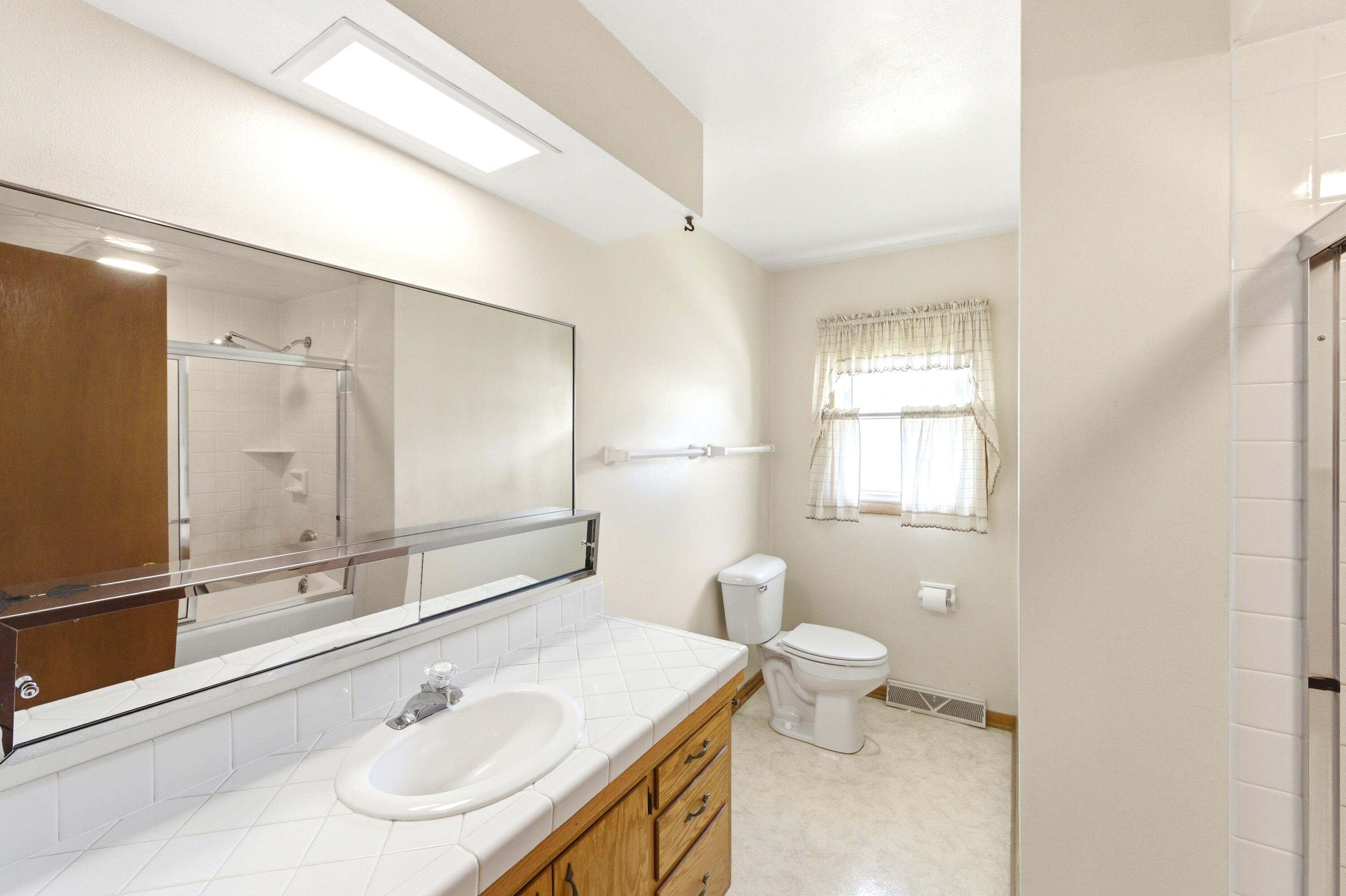 3520 Knoll Place Racine, WI 53403 - Photo 14 of 32 Full Bathroom