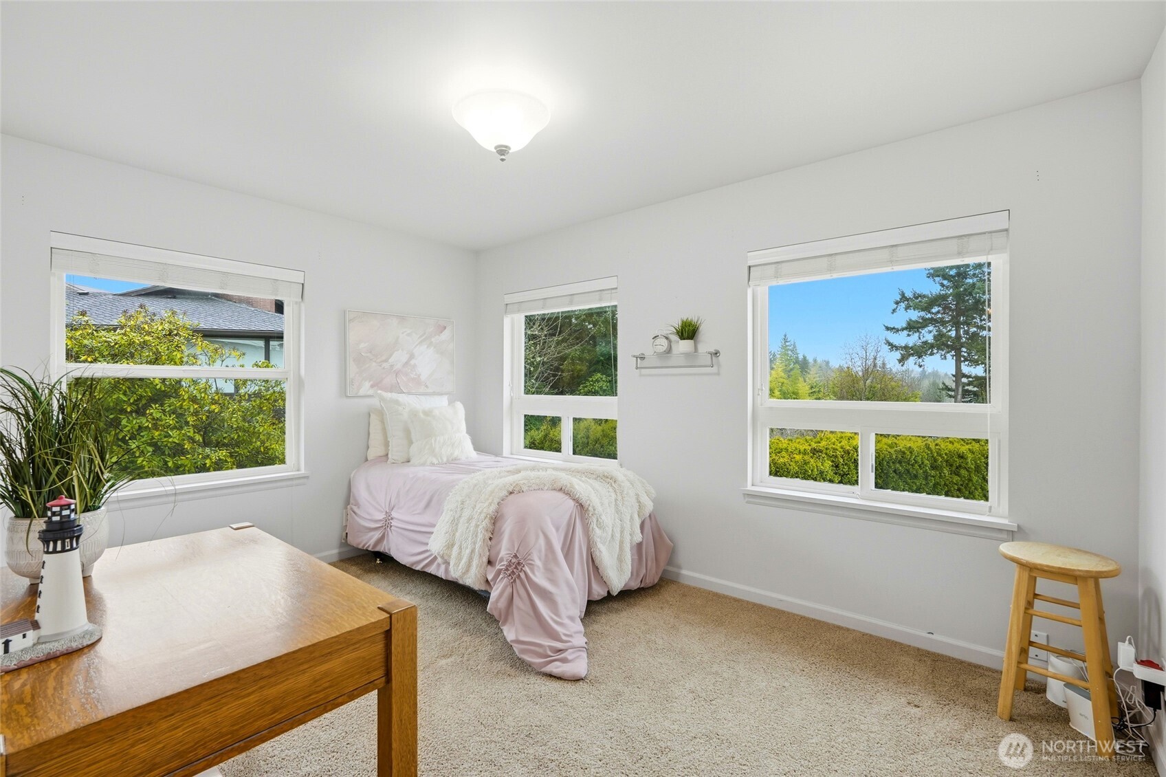 456 View Ridge Drive Everett, WA 98203 - Photo 24 of 40 a bed room with a bed and a window