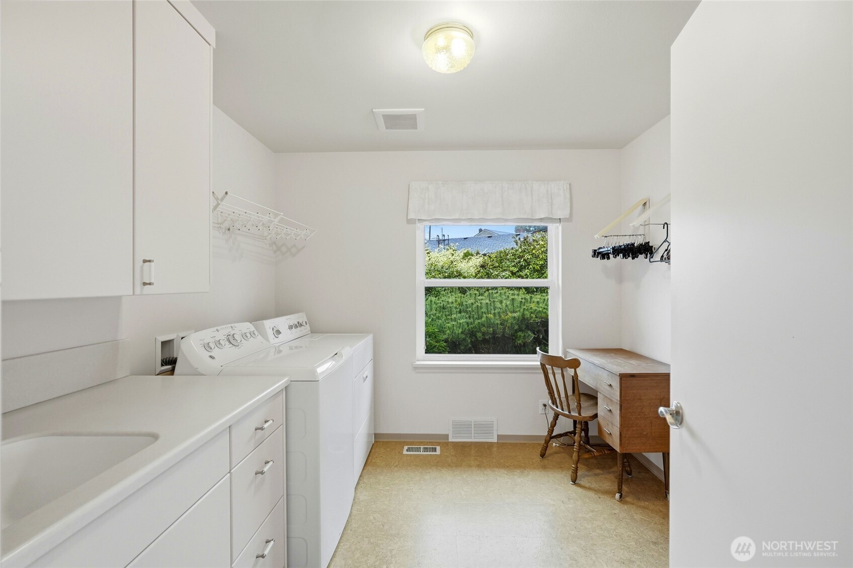 456 View Ridge Drive Everett, WA 98203 - Photo 26 of 40 a view of a workspace with a window