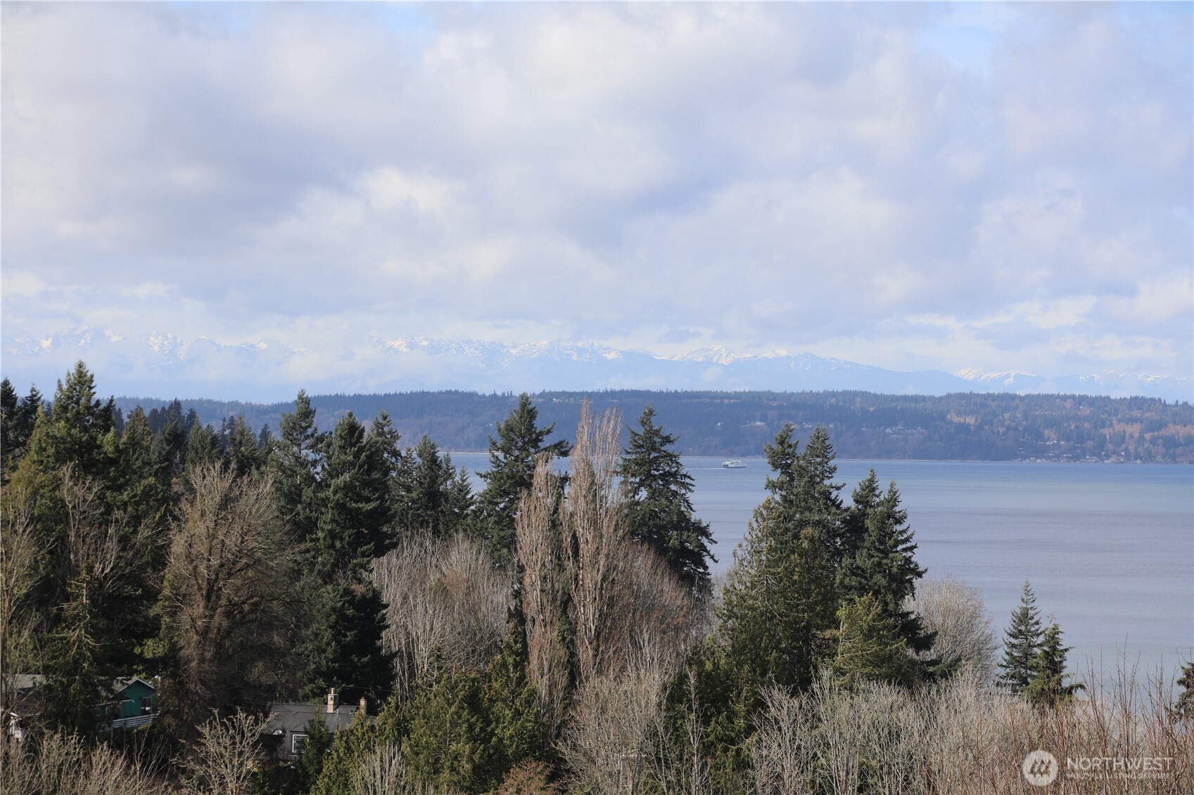 456 View Ridge Drive Everett, WA 98203 - Photo 40 of 40 a view of a lake and mountain in the back