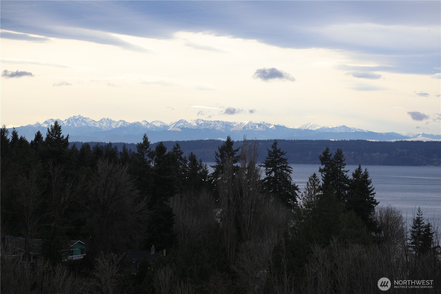 456 View Ridge Drive Everett, WA 98203 - Photo 6 of 40 a view of a sky