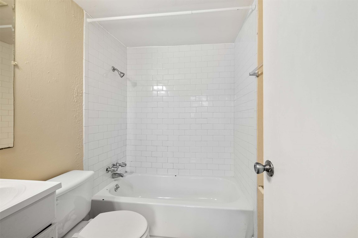 903 Springdale Road, Unit E Austin, TX 78702 - Photo 12 of 16 Full bath featuring vanity, shower / tub combination, and a textured wall