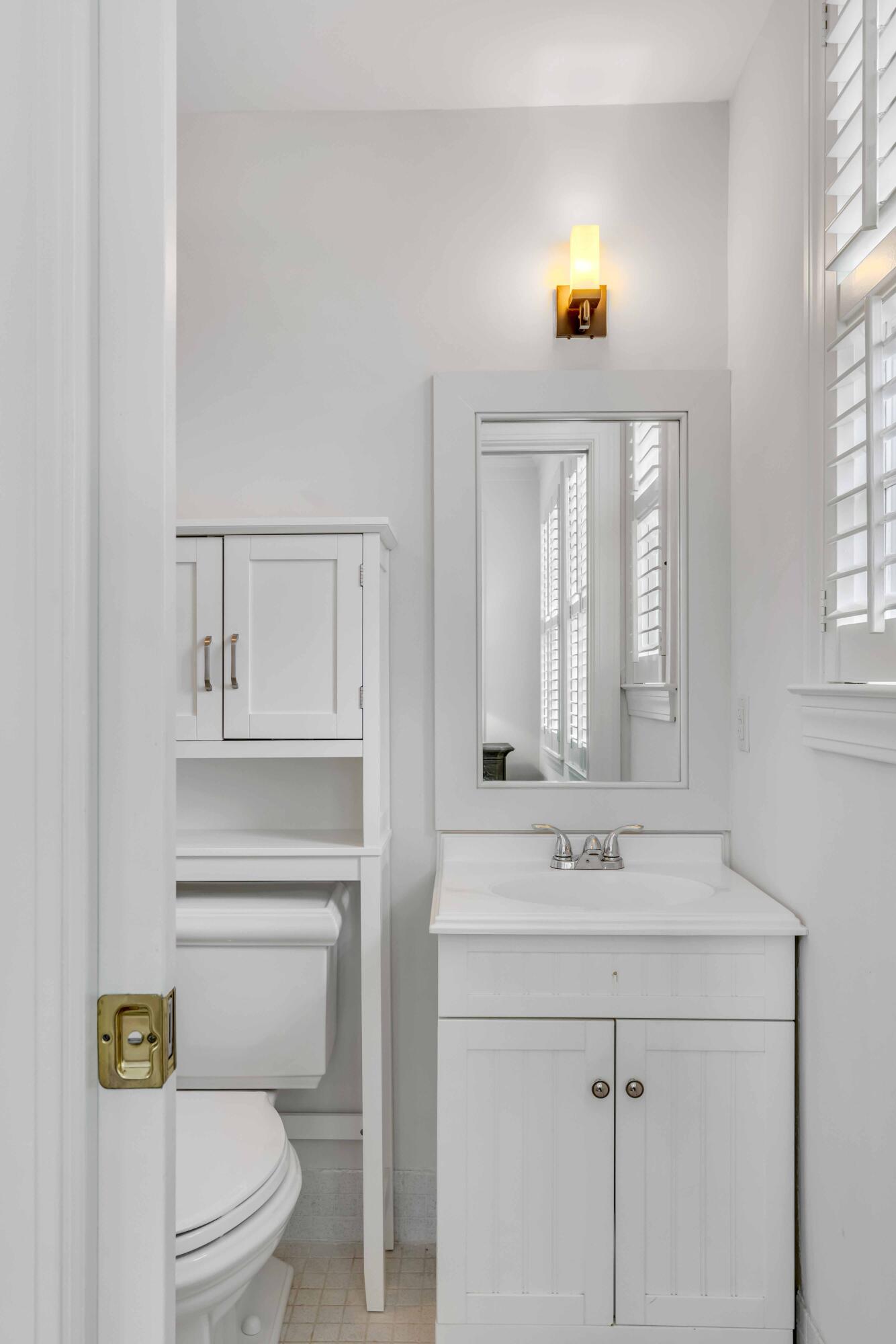 20 Murray Boulevard Charleston, SC 29401 - Photo 16 of 42 En Suite Bathroom