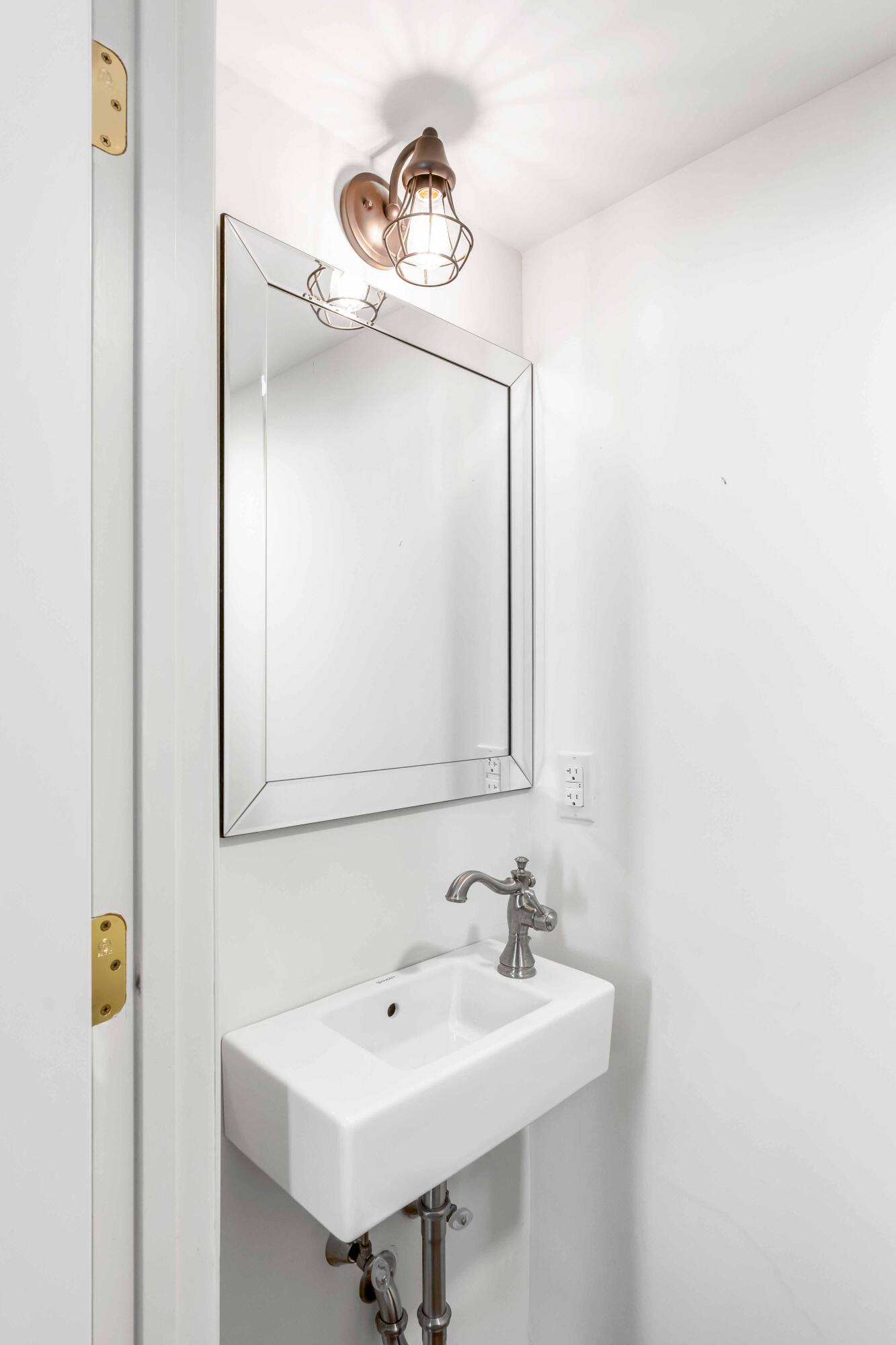 20 Murray Boulevard Charleston, SC 29401 - Photo 18 of 42 Powder Room