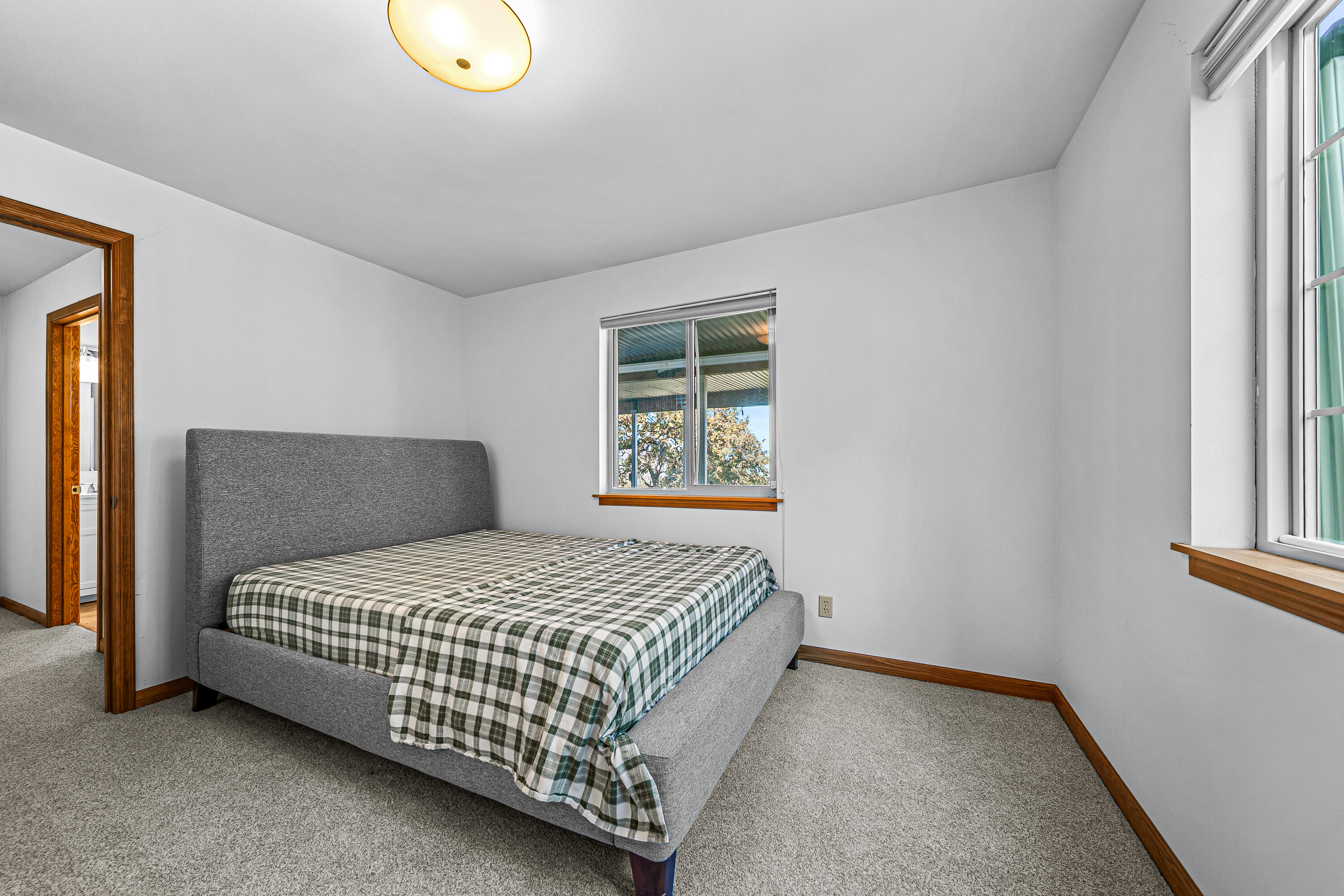 5227 Pioneer Road Medford, OR 97501 - Photo 36 of 55 9R9A5907